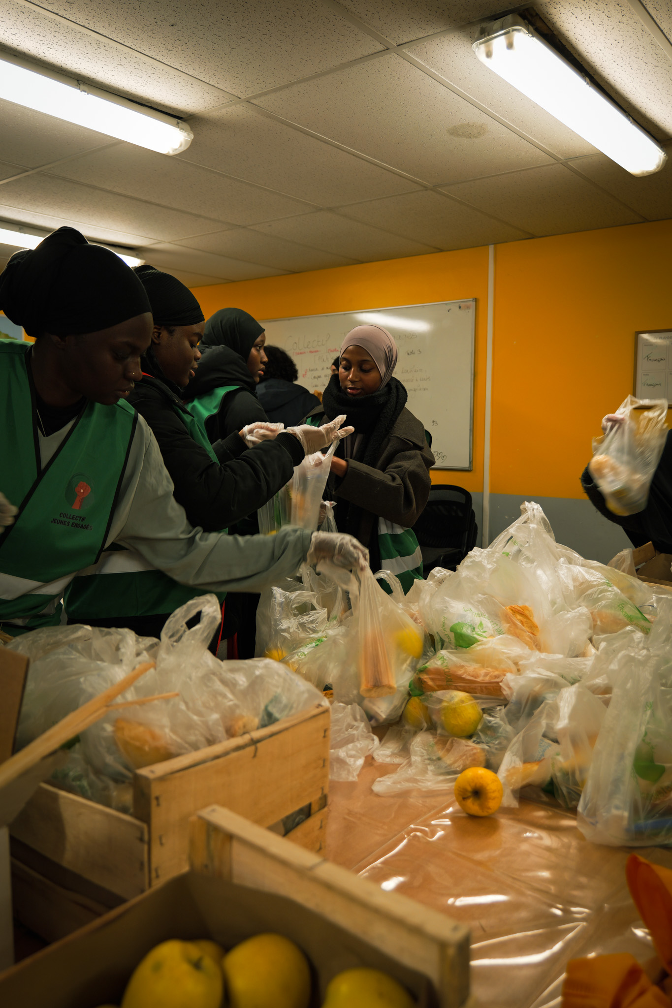 Action humanitaire alimentation - Distribution et aide du Collectif Jeunes Engagés à Paris