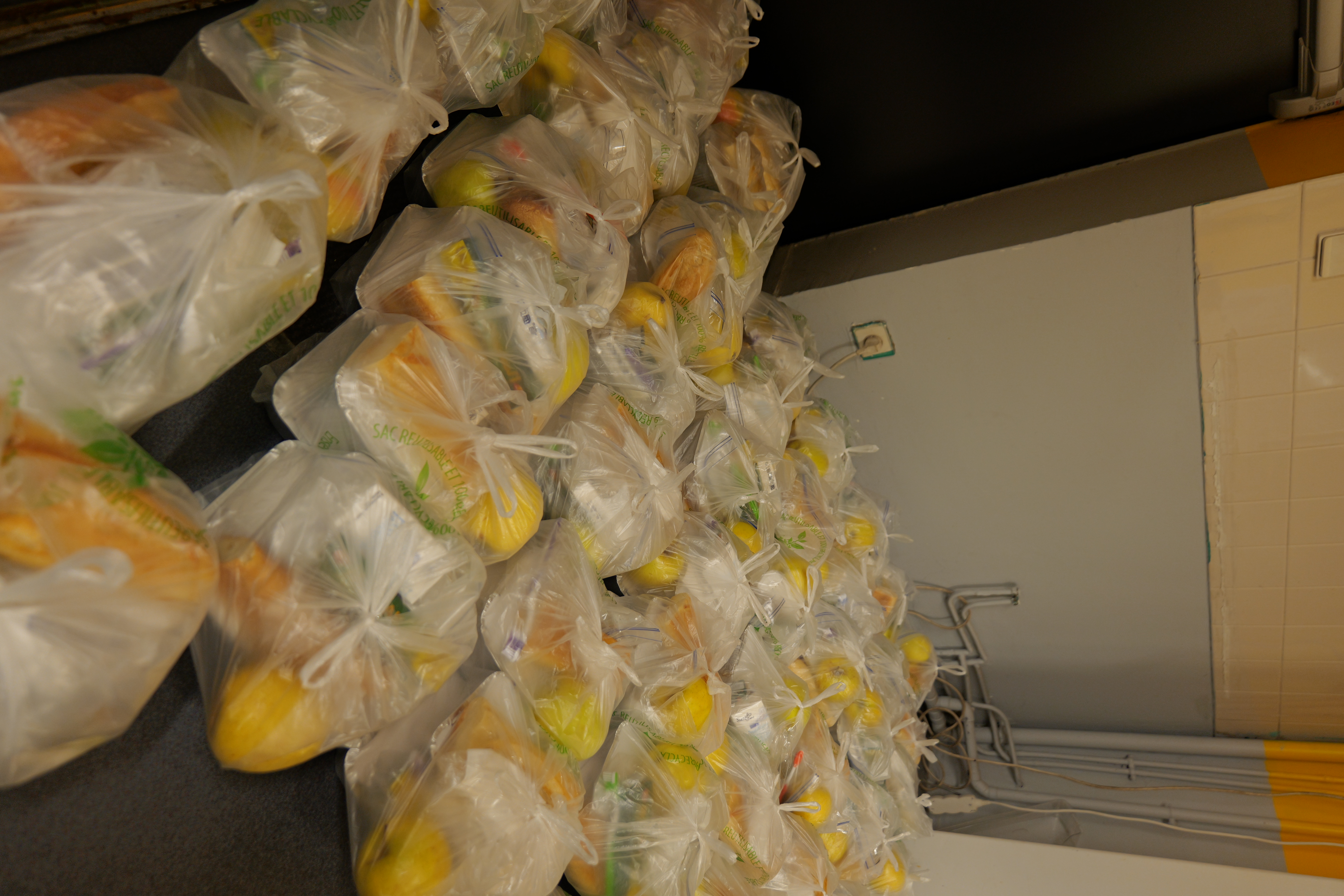 Action humanitaire récolte alimentaire - Distribution et aide du Collectif Jeunes Engagés à Paris