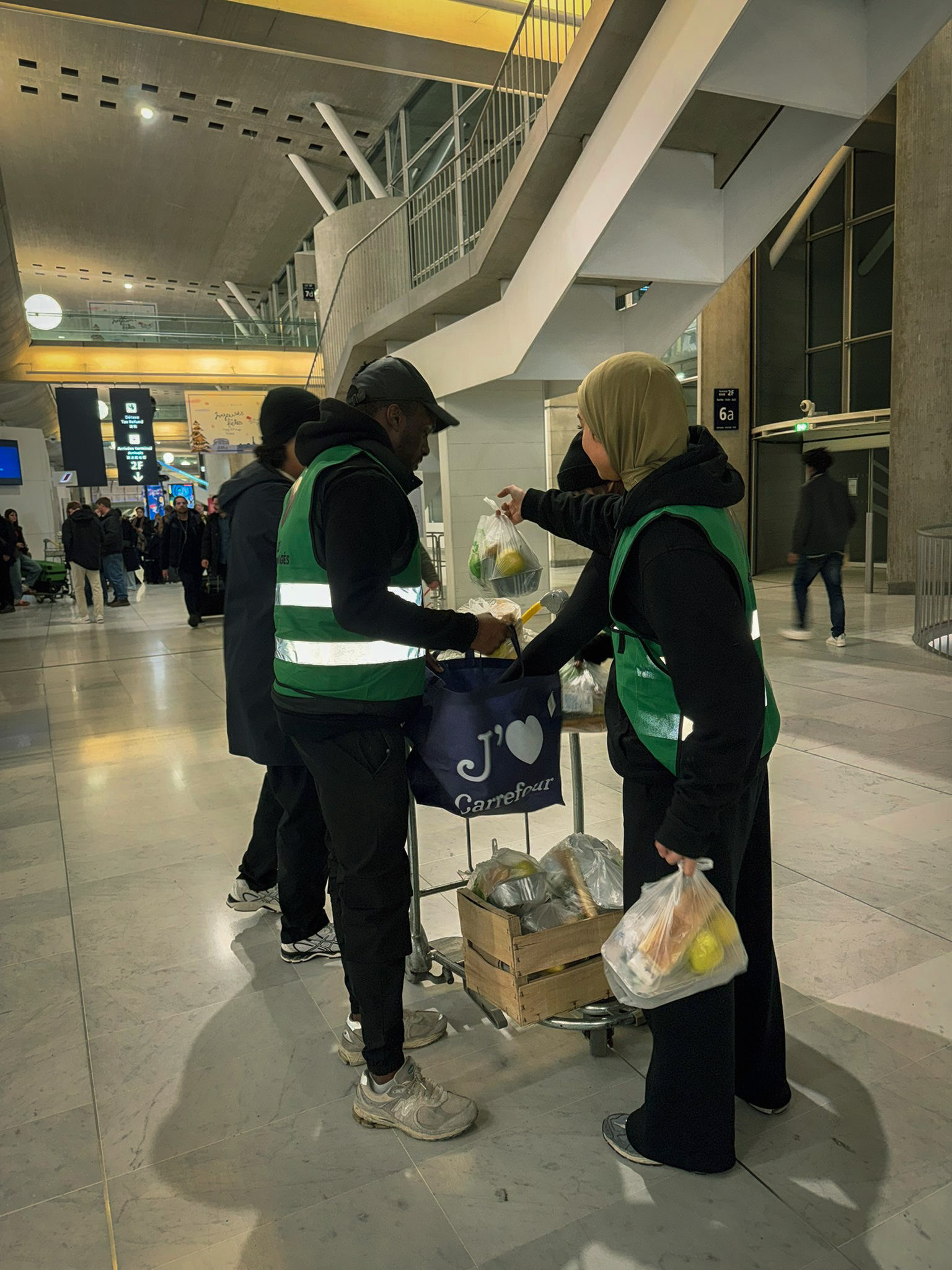 Des mains qui s'entraident - Symbolisant la solidarité et le don au Collectif Jeunes Engagés