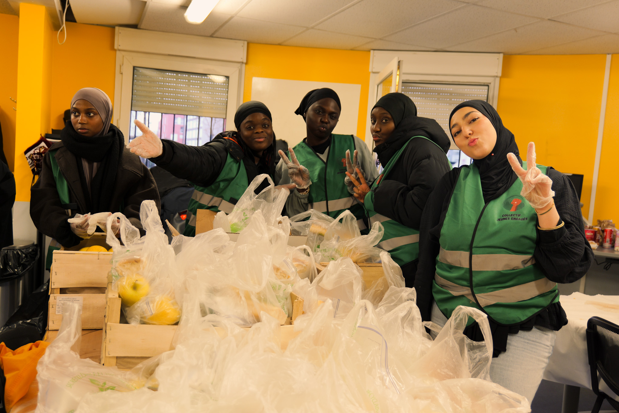 PRÉSENCE HUMAINE - Bénévoles du Collectif Jeunes Engagés en action à Paris